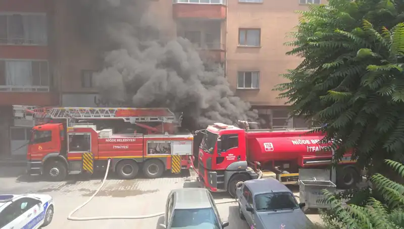 Niğde’de Dehşet! Beyaz Eşya Deposu Kıvılcımlarla Büyüdü