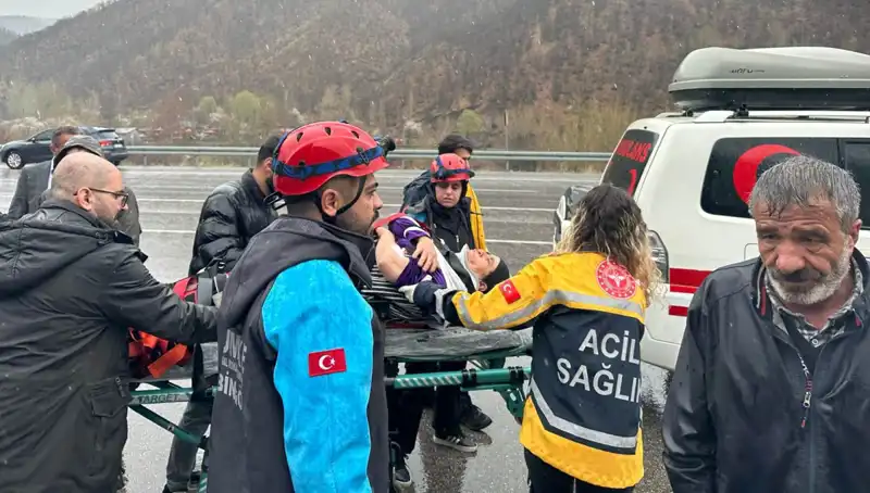 Otomobil İstinad Duvarına Çarptı: 5 Yaralı, Kazanın Nedenleri Araştırılıyor