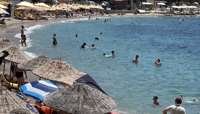36 Derece Sıcaklıkta Serinlemek İçin Sahile Akın Edildi!