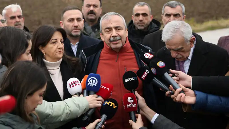 İmralı'dan PKK'ya Kritik Çağrı: Öcalan'ın Yolları Açık mı?