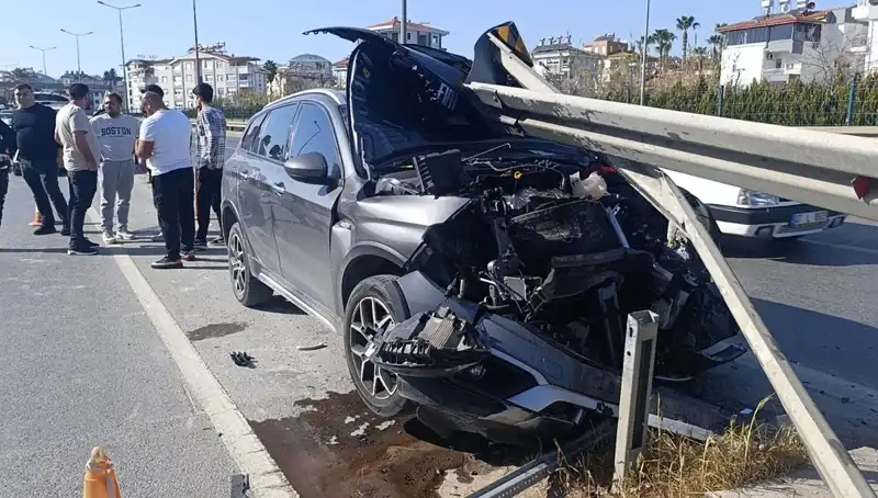 Kaza Yapmamak İçin Bariyerlere Çarpan Araçta Şok Detaylar!