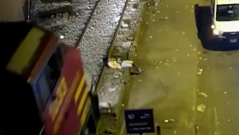 Mucizevi Kurtuluş: Tren Çarptıktan Saniyeler Sonra Kendi Kendine Yürüdü