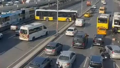 İETT Otobüsü ile İki Araç Arasında Meydana Gelen Kaza, Trafiği Felç Etti!