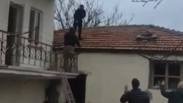 Çatıda Kıstırılan Şüpheli Polisi Yalanladı: "10 Sene Yattım, Bir Daha Yatamam!"