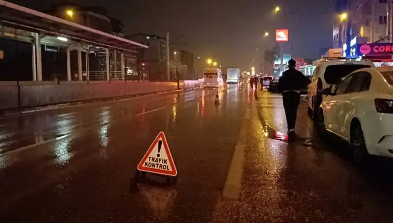 Bursa'da Polise Kamyonet Çarpması: Güvenlik Önlemleri Altında Kaza!