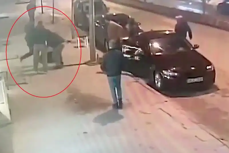 Bacak Kıran Park Yeri Kavgası: Üç Kişi Bir Aracın Yanında Saldırdı