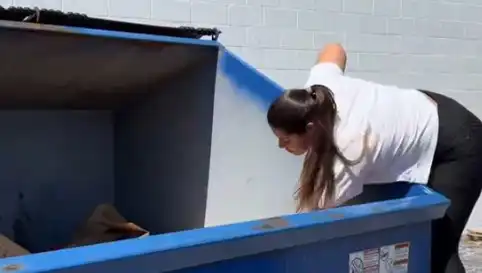 Alışverişi Bıraktı, Çöp Karıştırarak İki Yılda İki Milyon TL Kazandı!