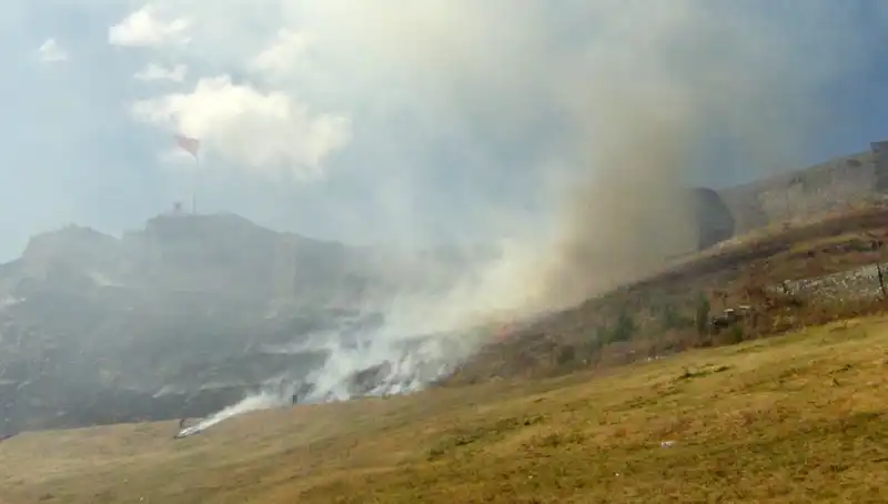 Kars Kalesi Eteklerinde Patlak Veren Anız Yangını Nefes Kesti