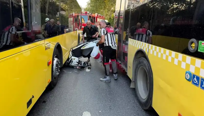 Motosiklet İETT Otobüslerinin Arasında Sıkıştı: Kaza Anı Görüntülendi!