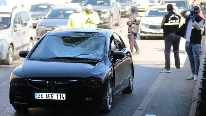 : Polisin Kimlik Sorması Sonucu Köprüden Atlayarak Araba Üstüne Düşen Genç!
