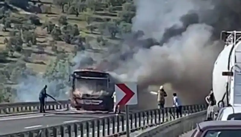 İzmir'de Belediye Otobüsü Alev Alev Yandı: Yolcu Panik İle Tahliye Edildi