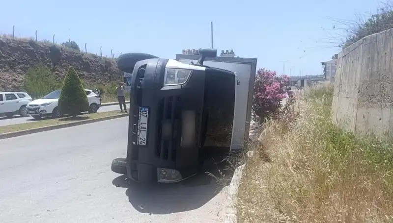Hafif Ticari Araç Kamyoneti Devirince Yolculuk Hayati Tehlike Altında
