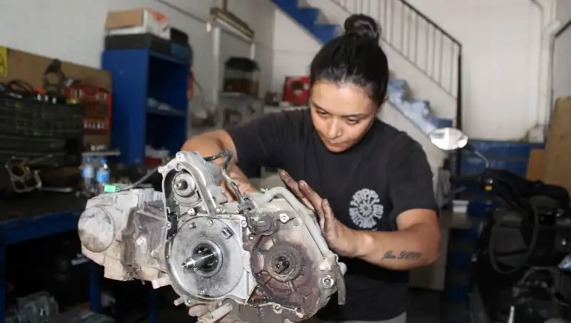 Eşi Çırak Bulamıyor, Hayriye Motor Ustası Olmayı Seçti: Kadınların Gücü