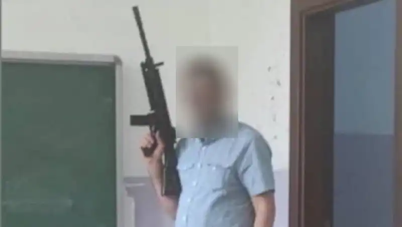 Okulda Tüfekle Poz Veren Müdür Yardımcısına Şok Soruşturma