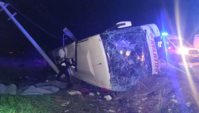 Van'da Yolcu Otobüsü Devrildi: 28 Kişi Yaralandı, Kazanın Nedenleri Araştırılıyor