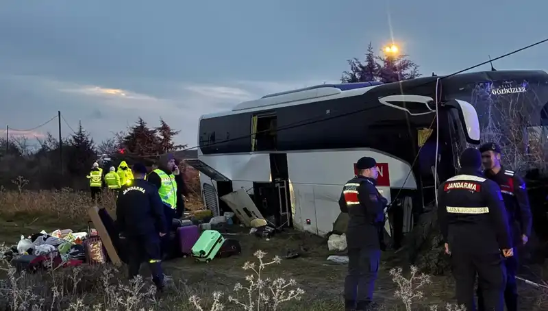 Çanakkale'de Şok Kaza: Kontrolden Çıkan Otobüs Şarampole Uçtu