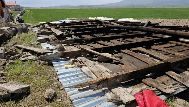 Bitlis'te Fırtına Sonrası Yaşananlar: Çatılar Uçtu, Hayat Durma Noktasına Geldi
