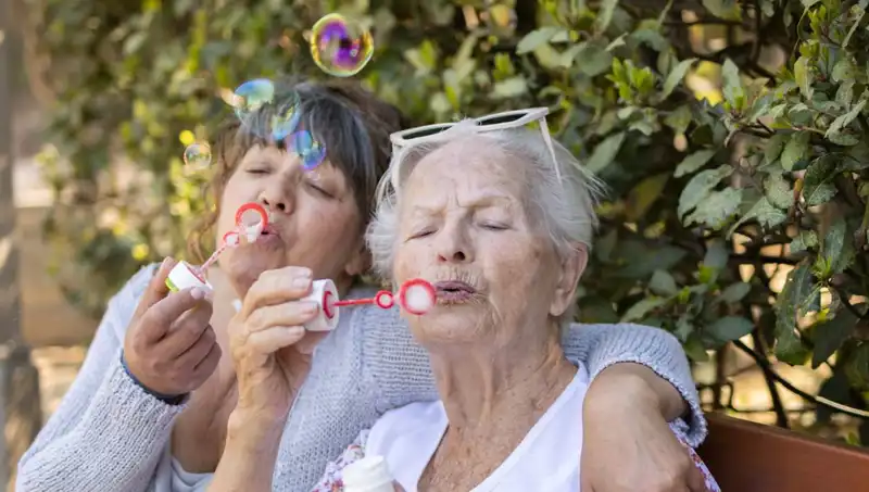100 Yaşında İki Kadından Uzun Yaşam Sırları: Diyet ve Egzersizden Daha Fazlası Var!