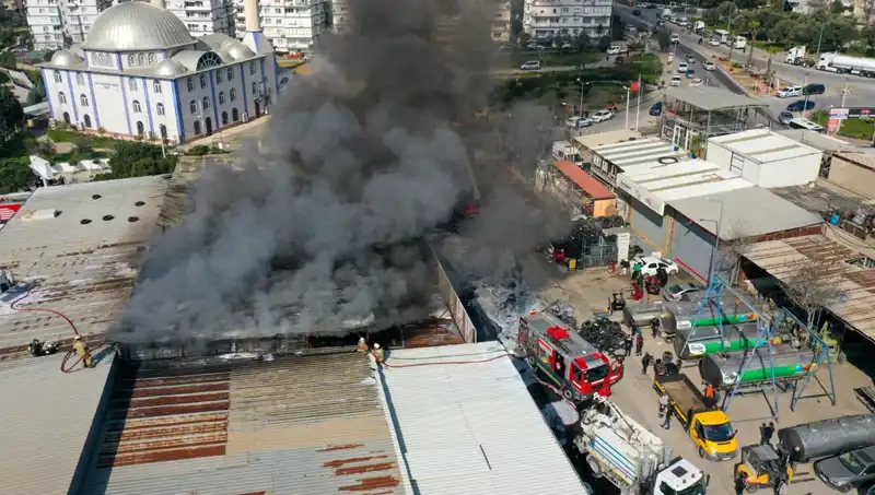 İzmir'de Oto Lastikçide Yangın: Ekipler Hızla Müdahale Etti