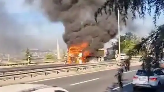 D-100 Karayolu'nda TIR Yangını Trafiği Çökertecek Derecede Kitleledi