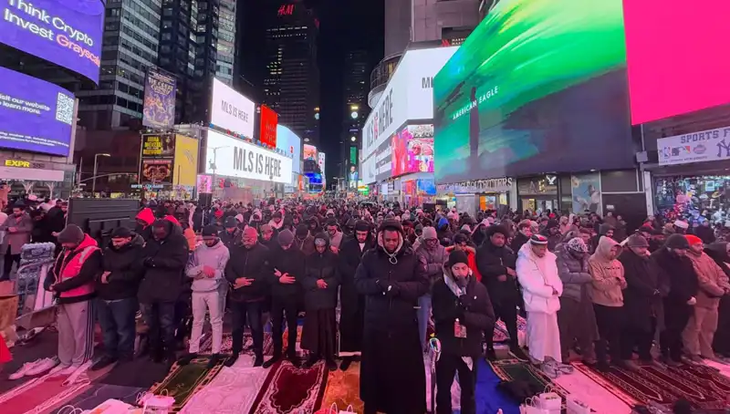 New York Times Meydanı’nda Teravih Namazı: Tarihi Bir İlk Gerçekleşti