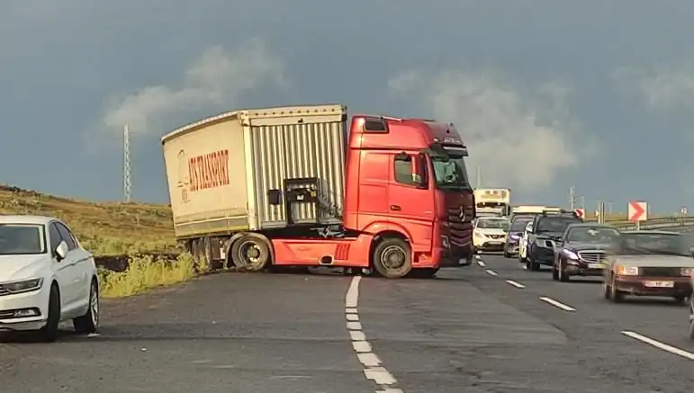 TIR Kaydı İçin Yol Kapandı: Uzun Araç Kuyruğu Nerelerde Sıra Bekliyor?