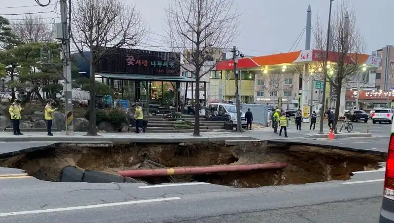 Güney Kore'de Motosikletin Yutulduğu Ciddi Kaza: 1 Kayıp, 1 Yaralı