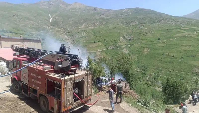 Van'da Yangın Faciasında Küçük Bir Çocuğun Hayatını Kaybetmesi Üzüntü Yarattı