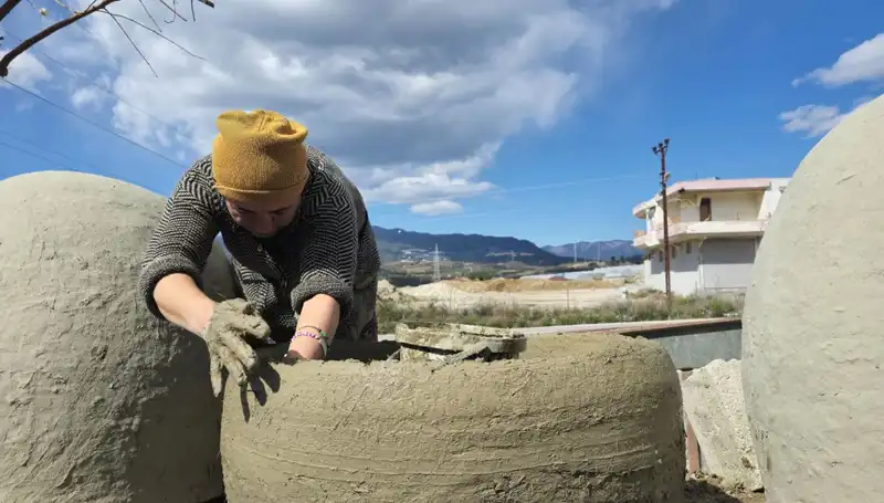Hatay’da Kadınların Killi Toprakla Yeniden Yaratma Hikayesi