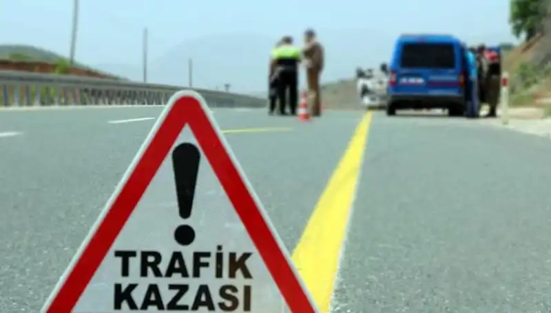 Hafif Ticari Araç ve Otomobil Kazası: 6 Kişinin Hayatı Kayıp!