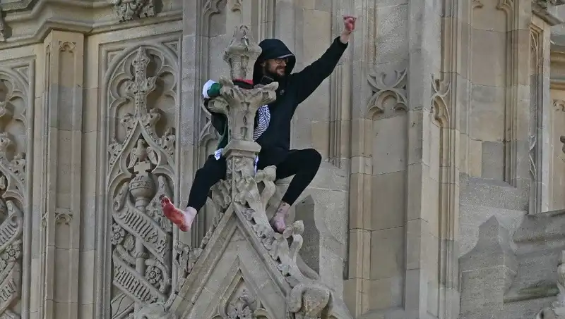 Londra'da Filistin Bayrağıyla Big Ben'e Tırmanan Aktivisten Müthiş Protesto