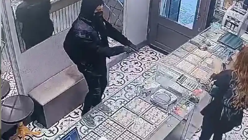 Soygun Girişimi, Dolaba Takılan Hırsızların Trajikomik Hikayesi