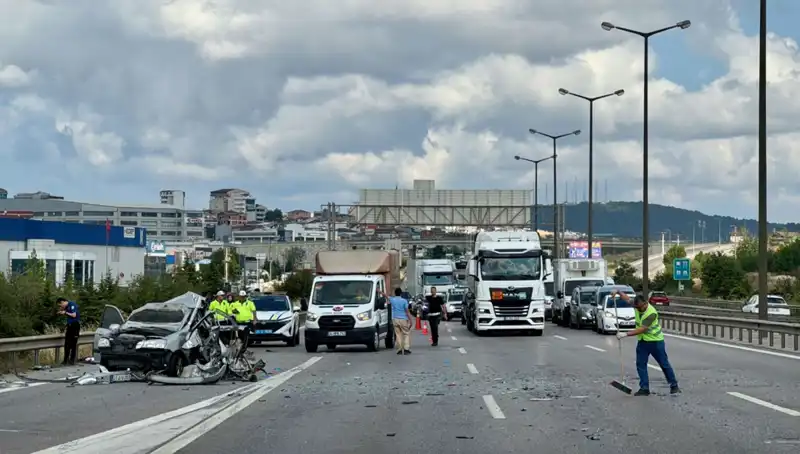 Otoyolda Büyükkaza: Üç Kişi Araçta Sıkıştı, Trafik Kilitlendi!