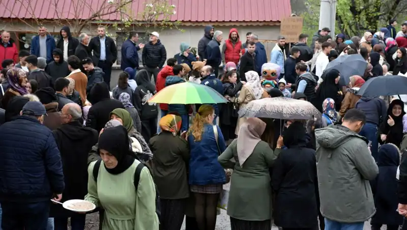 Bir Asırlık Geleneğin İhtişamı: 12 Bin Kişi Bayramlaşmanın Coşkusunu Yaşadı