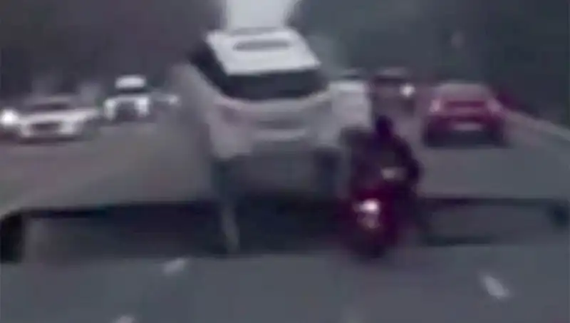 Güney Kore Otoyolunda Dev Çukur Motosikleti Yuttu: Faciaya Davet Çıkaran Durum!