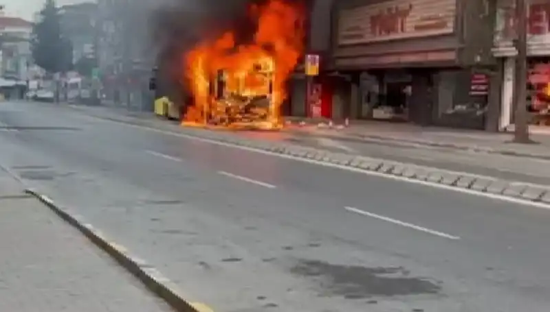 Ümraniye'de Korku Dolu Anlar: Bir Yüzücü Dükkanı Alev Alev Yandı!
