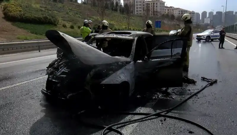 Otomobil Yangını: Alev Alev Yanan Araç Küle Döndü