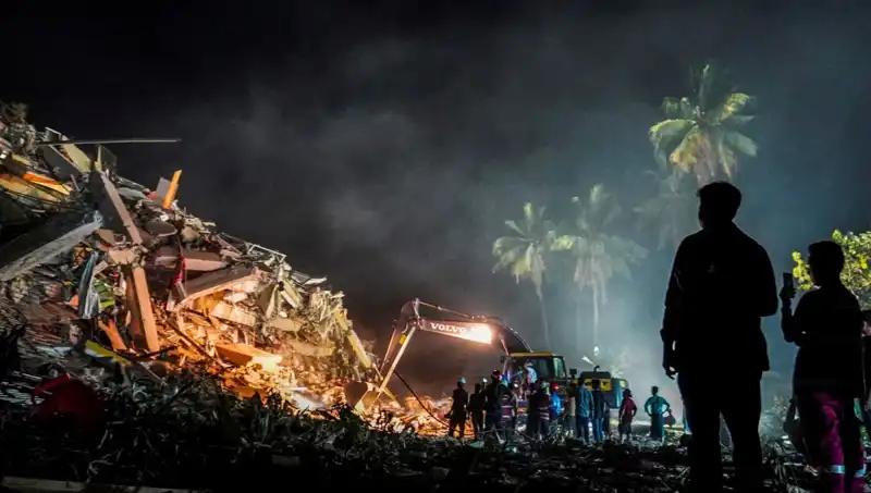 Myanmar'da Üç Gün Sonra Enkaz Altından Sağ Çıkan Kişinin Hikayesi