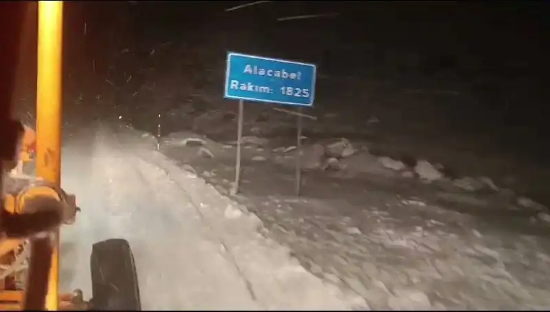 Antalya'da Beklenmedik Kar Sürprizi: Kış Manzaraları Şehri Sardı