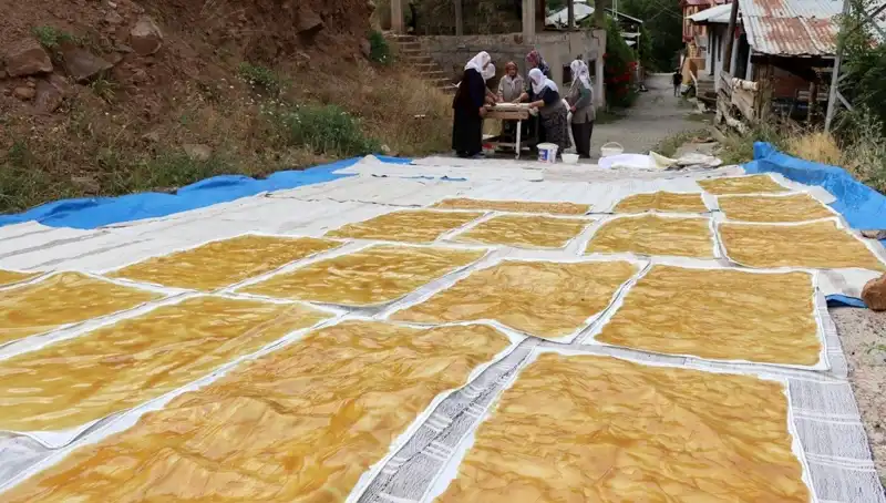 Kışın Sofralarınızı Süsleyecek: Dev Kazanlarda Odun Ateşiyle Hazırlanan Geleneksel Lezzetler