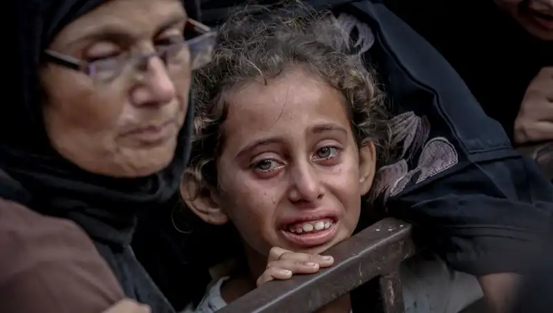 Gazze'de Açlık Krizi: Asker, Yemekleri Toprağa Gömerek Protesto Ediyor