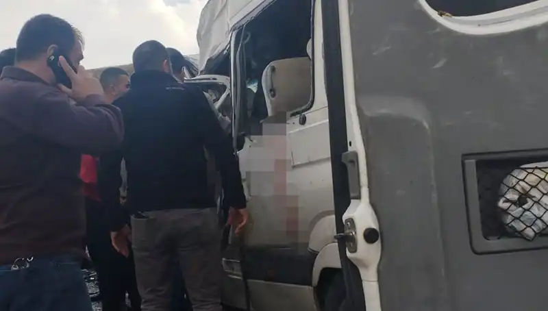 Van’da Minibüs ile Kamyonet Çarpıştı: 6 Can Kaybı, 8 Yaralı