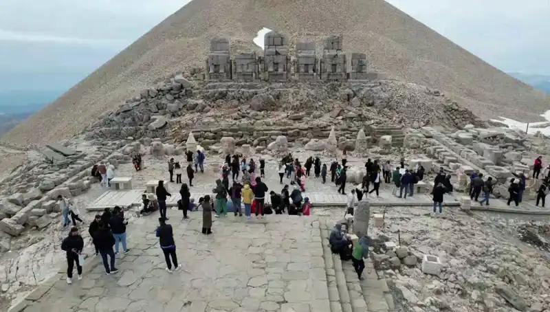 Bayramda Nemrut Dağı'na Akın! Yerli ve Yabancı Ziyaretçiler Akın Akın Geldi