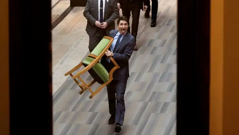 Trudeau, Görevini Bırakırken İstifasını Sandalyeyle Birlikte Taşıdı