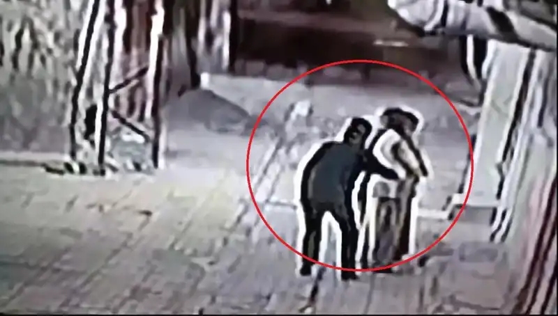 Polislerin Pazarcı ve Simitçi Kılığına Girip Düzenlediği Kapkaç Operasyonu