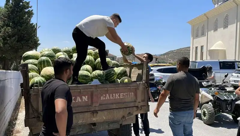 Karpuz Sezonunu Coşkulu Bir Şekilde Karşıladılar: Ücretsiz Dağıtım Etkinliği!