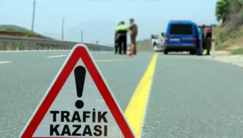 Ticari Araç ile Otomobil Çarpıştı: Yaralıların Durumu Merak Ediliyor