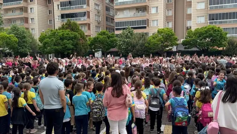 Öğrencilerden Annelerini Duygulandıran Unutulmaz Sürpriz Pankartı
