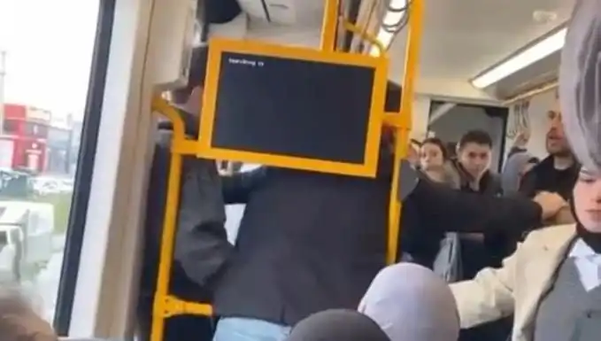 Metroda Tekme Tokat Kavga: Yolcular Şokta!
