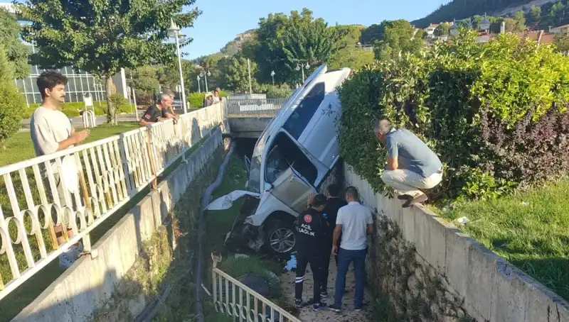 Muğla'da Direksiyon Kırarak Kaza Yapan Sürücülerin Hikayesi